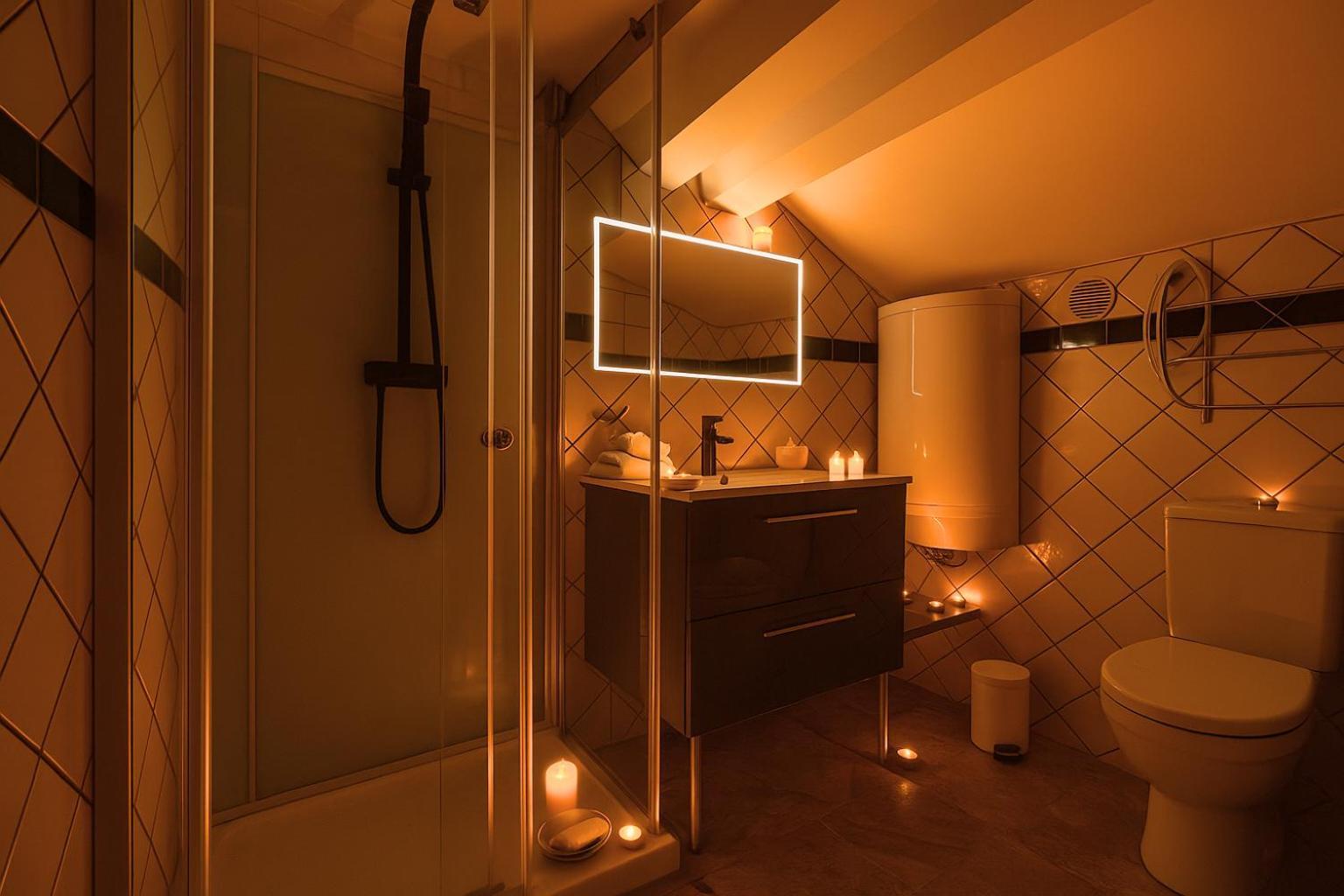 Appart'Hotel Chaleureux Au Coeur De Tullins - Le Roitelet Luaran gambar